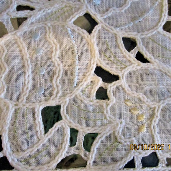 Secret Celebrity Easter Table Runner Easter Egg Embroidered 14 X 72 NWT - Picture 3 of 9